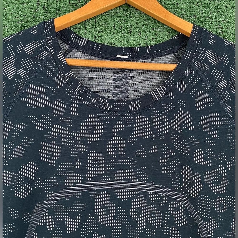Lululemon Swiftly Tech Navy Blue Dapple Floral Short Sleeve Shirt Women’s SZ 12 - Picture 2 of 6